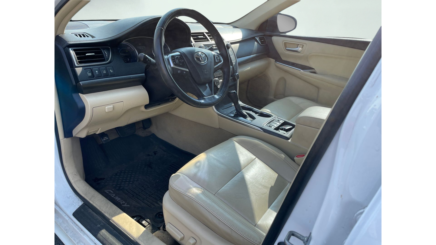 Used 2016 White Toyota XLE image 9
