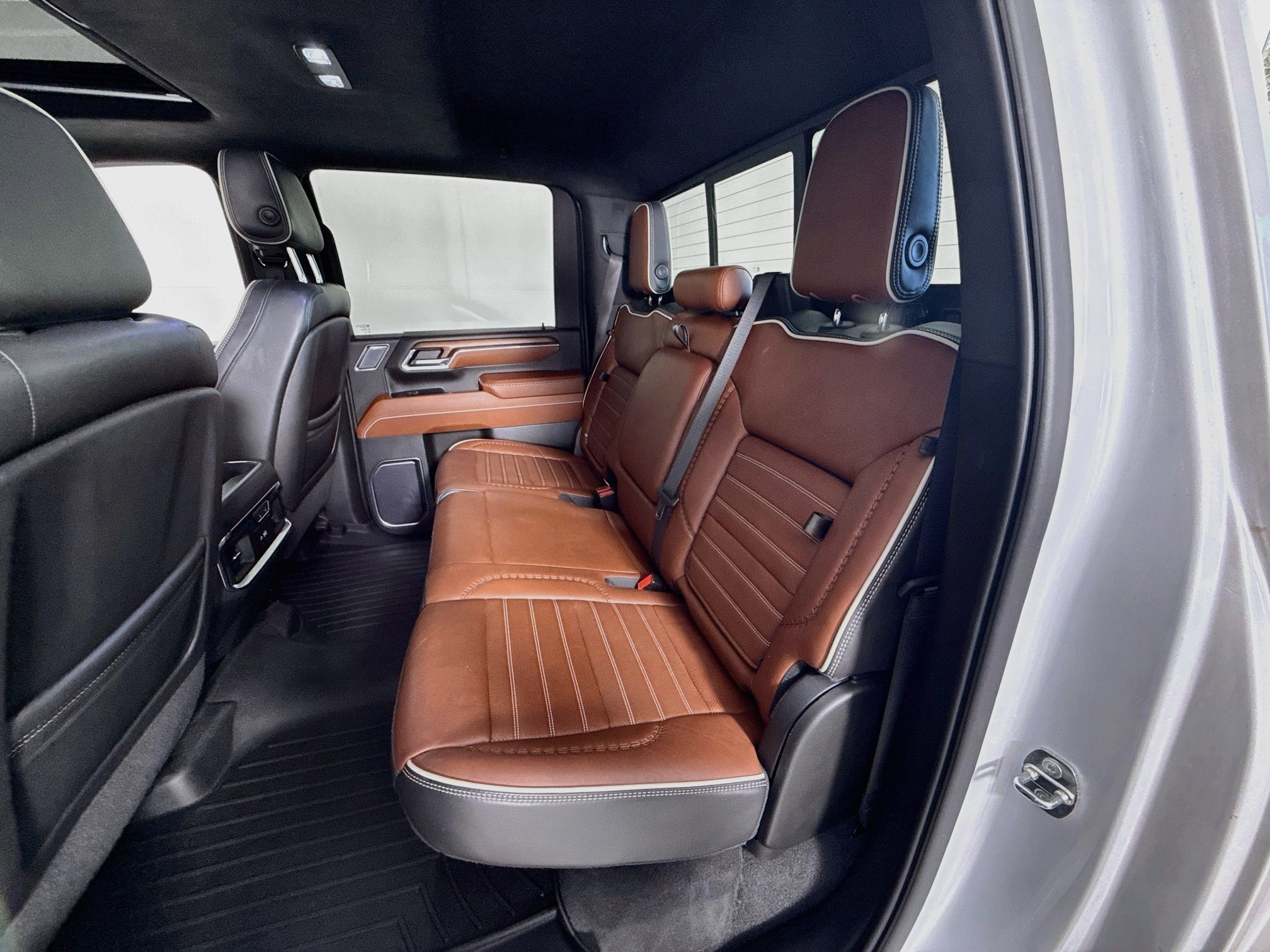 Used 2024 White GMC Denali Ultimate image 5