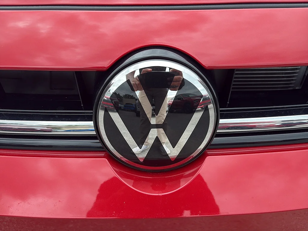 New 2026 Kings Red Metallic Volkswagen SE Auto image 11