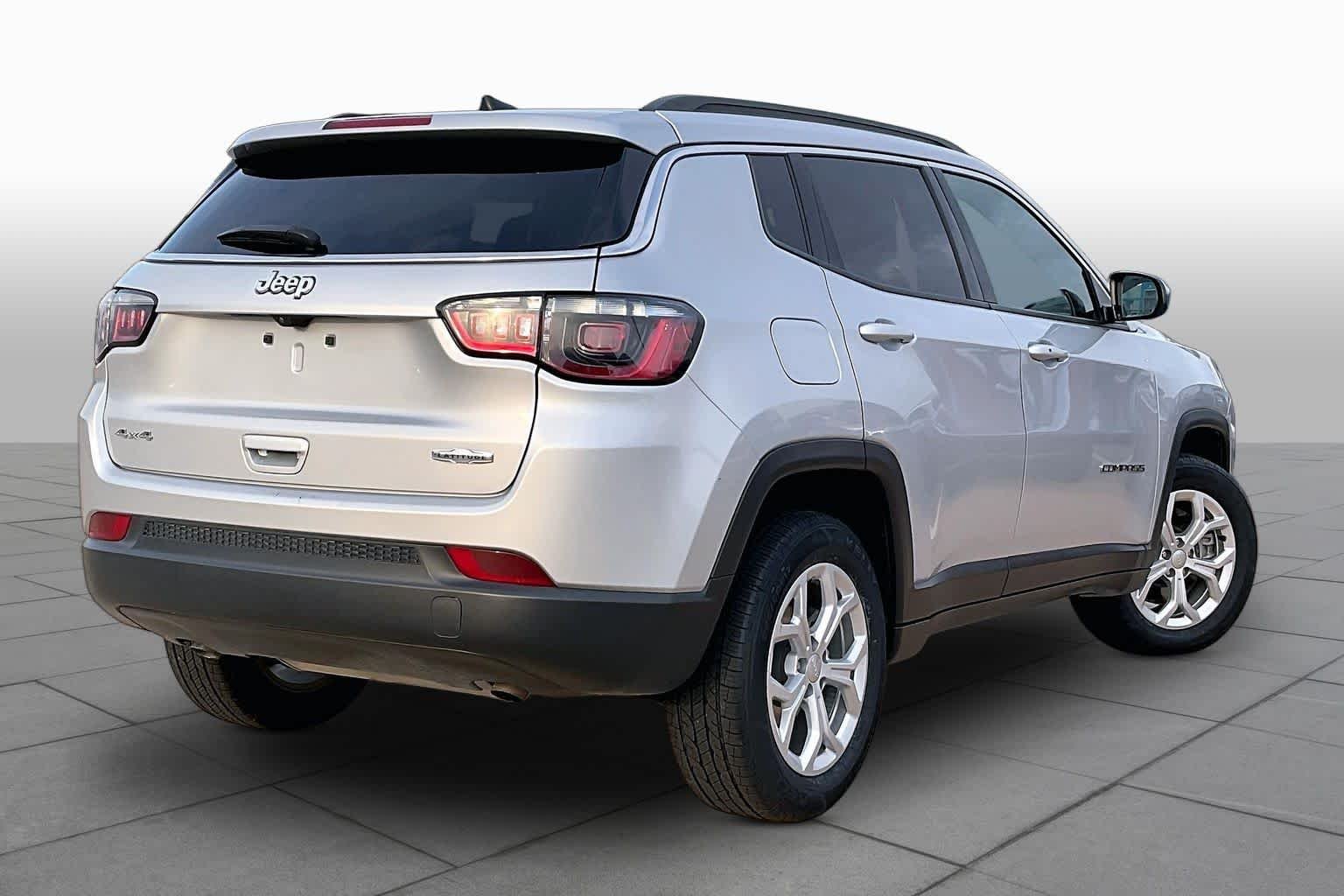 Used 2024 Silver Zynith Metallic Clearcoat Jeep Latitude image 13