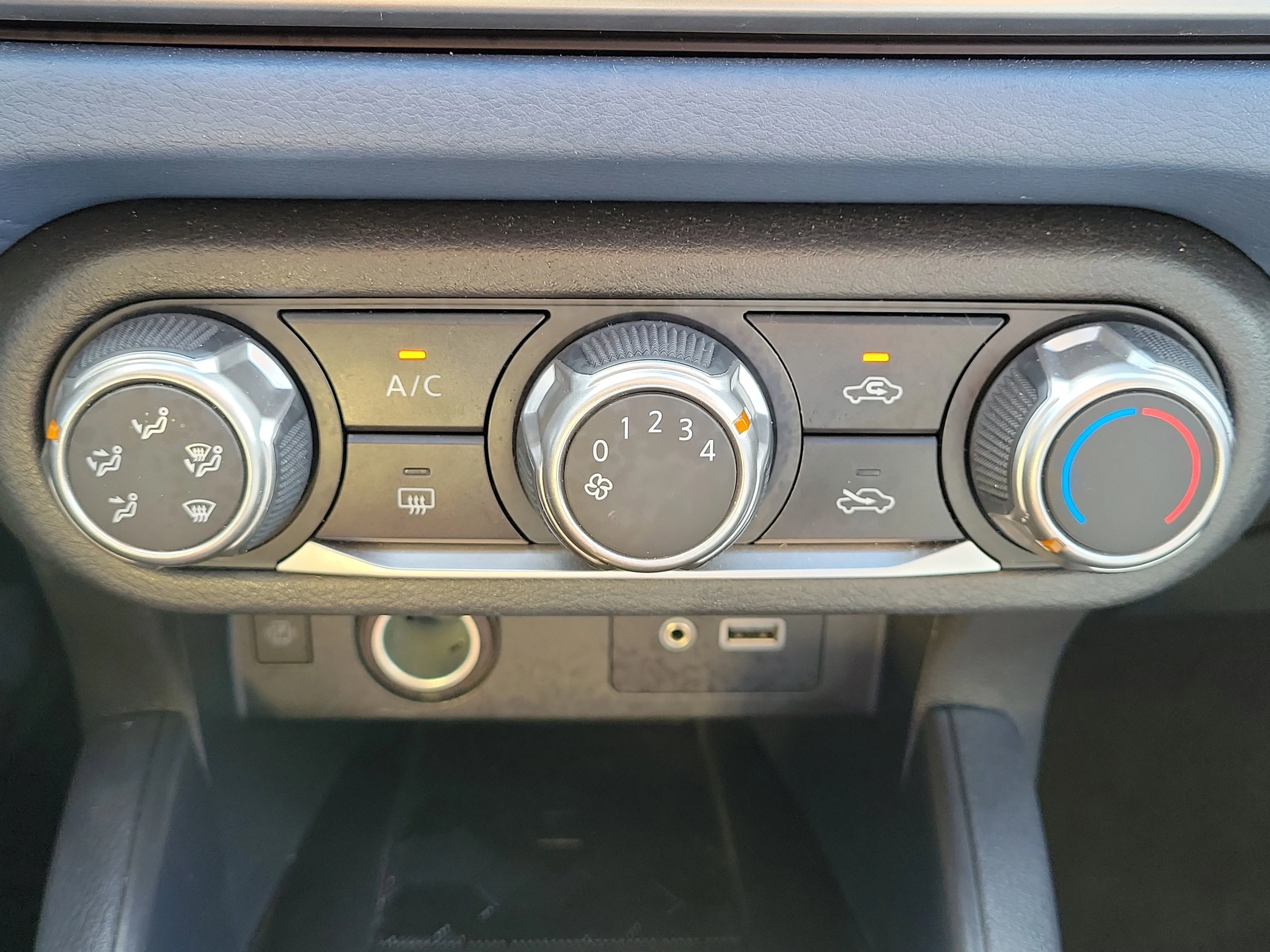 Used 2025 Aspen White Tricoat Nissan SV image 27