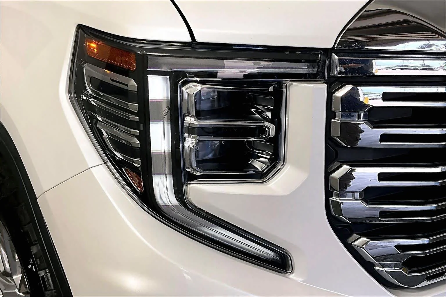Used 2023 White Frost Tricoat GMC Denali image 27