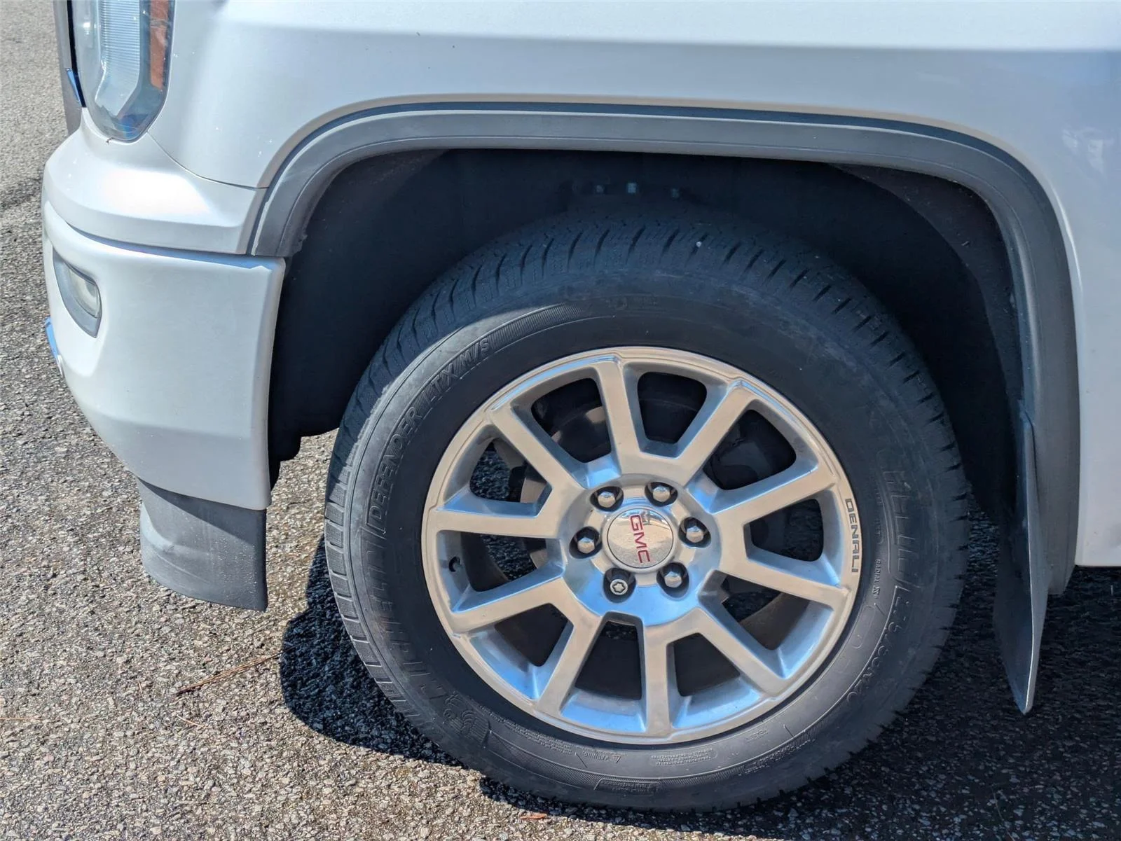 Used 2016 White Frost Tricoat GMC Denali image 10