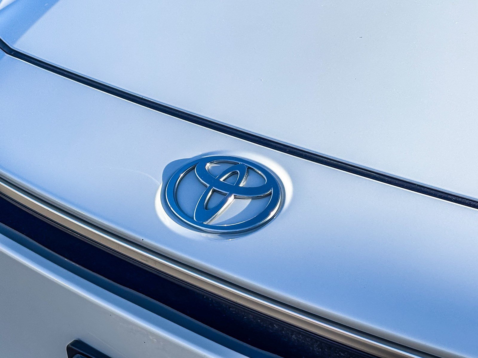 Used 2023 Pearl Toyota XLE image 9