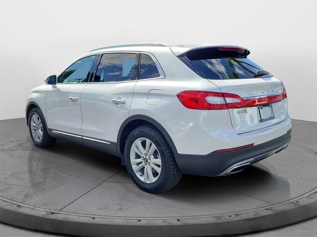 Used 2016 White Lincoln Premiere image 4