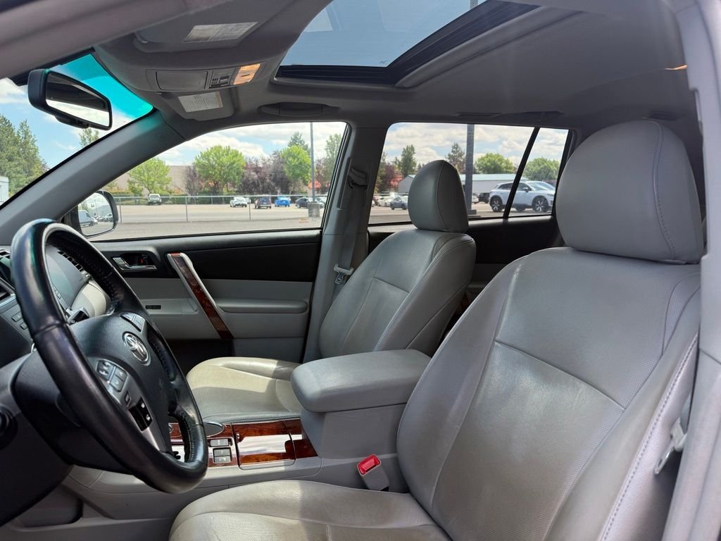 Used 2012 Classic Silver Metallic Toyota Limited image 9