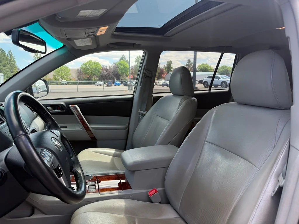 Used 2012 Classic Silver Metallic Toyota Limited image 9