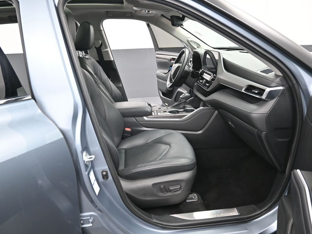 Used 2020  Toyota Platinum image 37