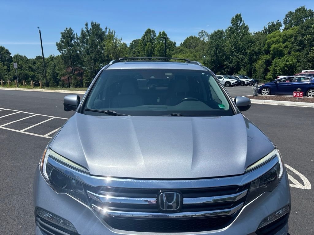 Used 2017 Lunar Silver Metallic Honda Touring image 3