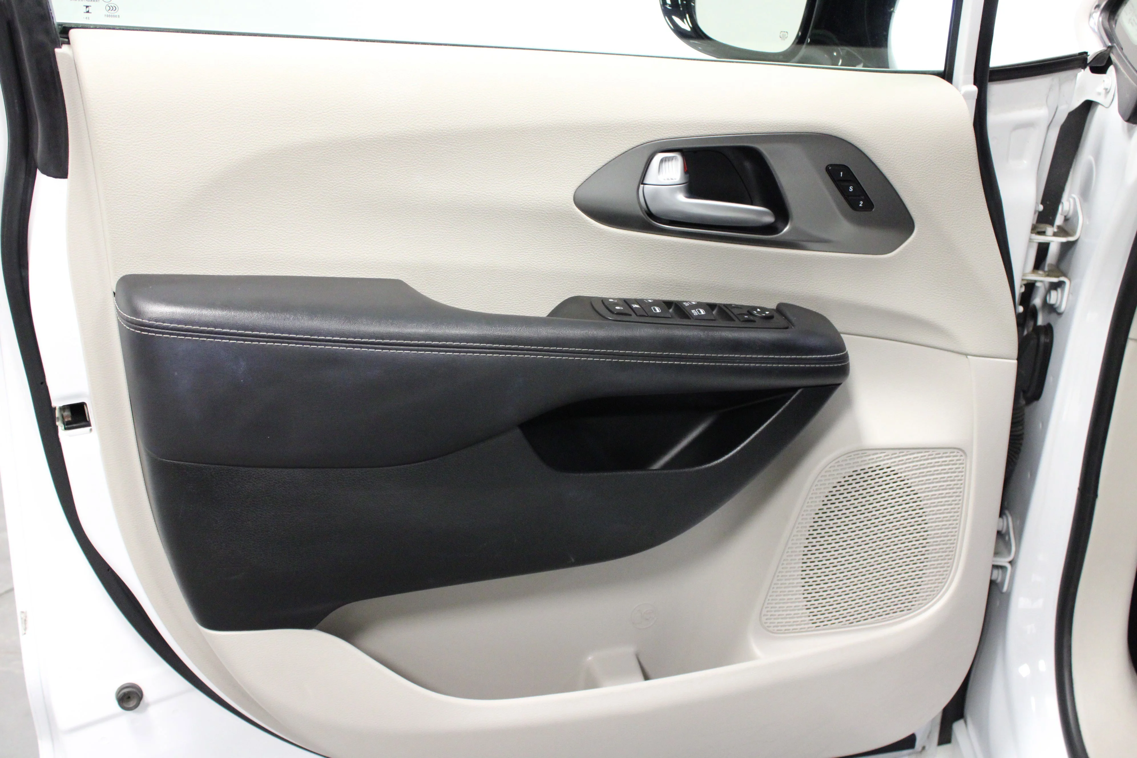 Used 2024 Bright White Clearcoat Chrysler Touring L image 11