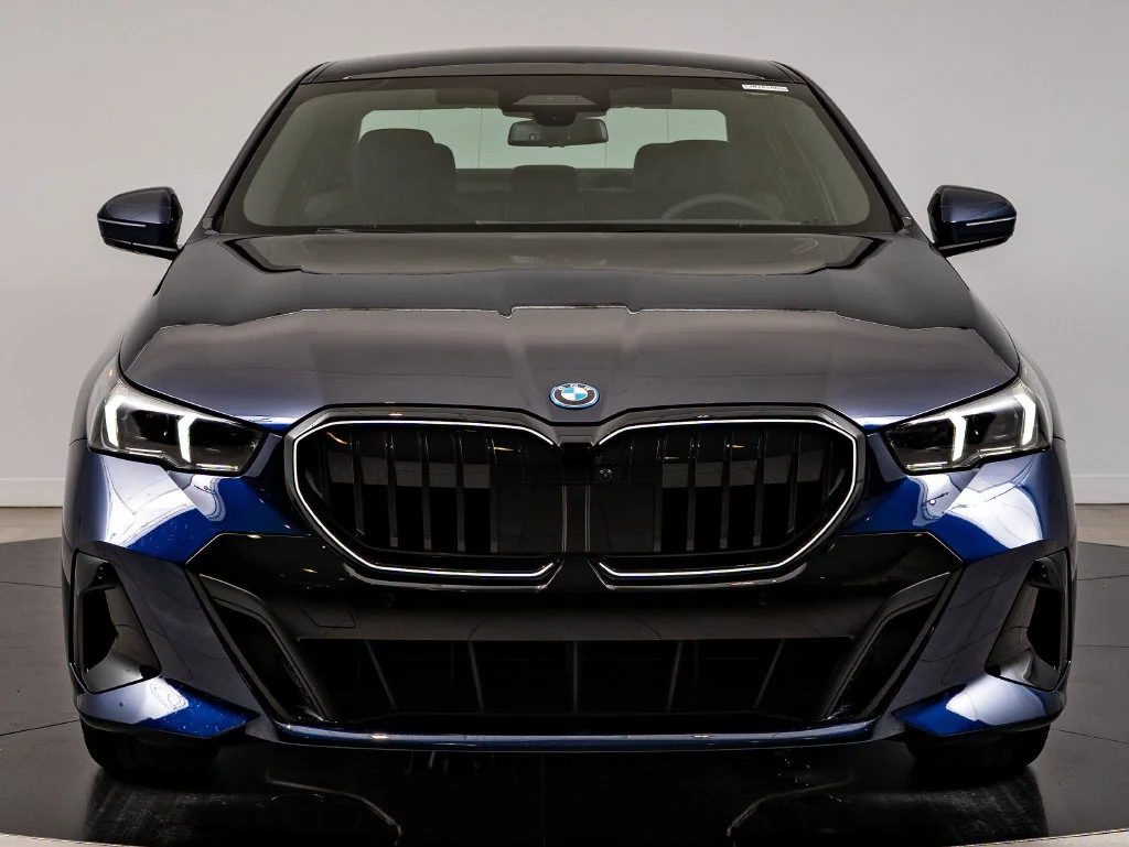 New 2027 Tanzanite Blue II Metallic BMW 550e xDrive image 2