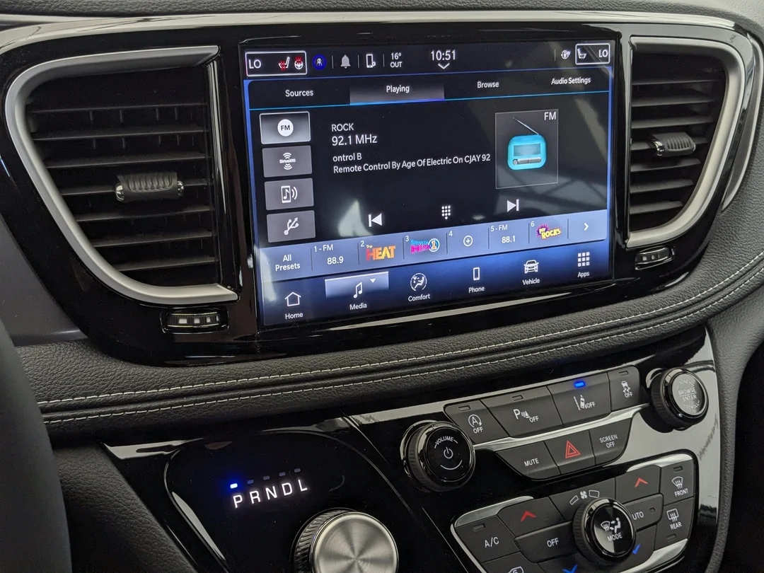 New 2026 White Chrysler Select - - AWD - 3.6L Pentastar V6 - Adaptive Cruise Control - Blind Spot Monitor & More! image 22