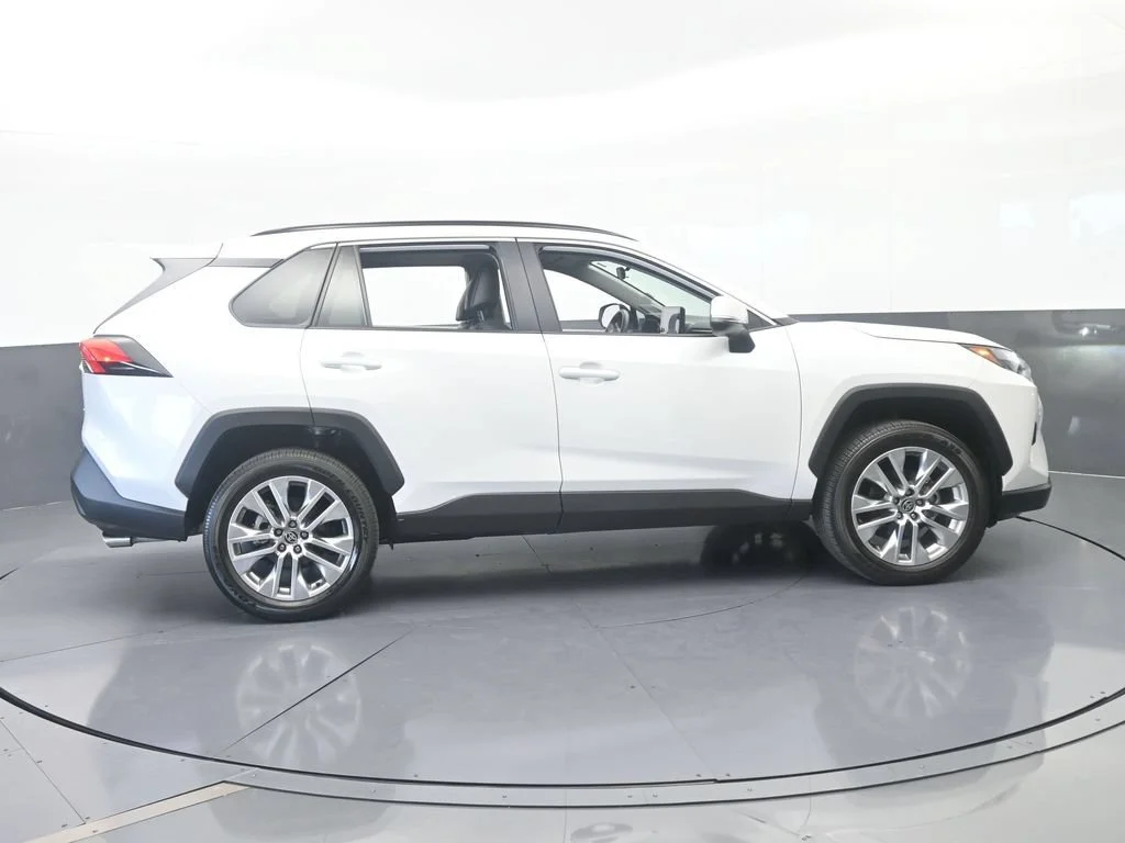 Used 2025 White Toyota XLE Premium image 7