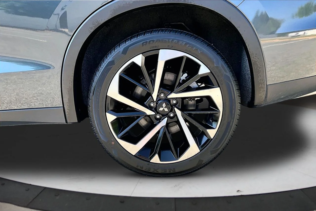 Certified Used 2024  Mitsubishi SE image 36