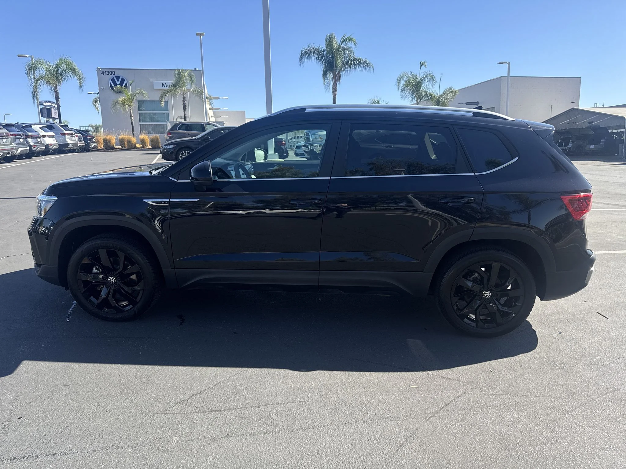 Used 2023 Deep Black Pearl Volkswagen SE image 5