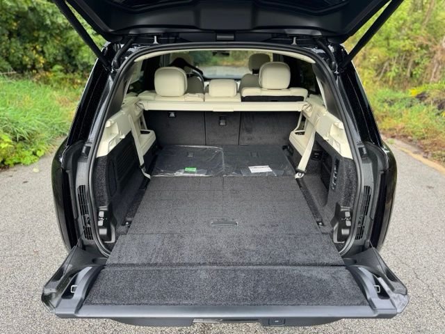 New 2027 Santorini Black Land Rover SE image 14