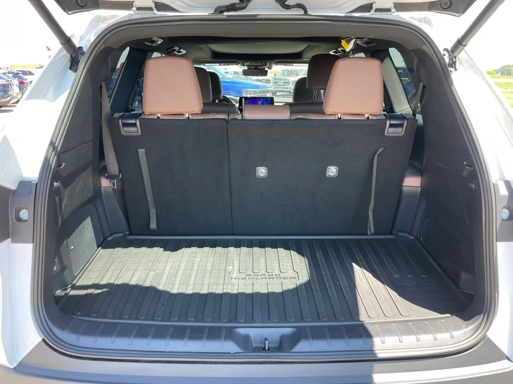 Used 2025 White Toyota MAX Platinum image 27