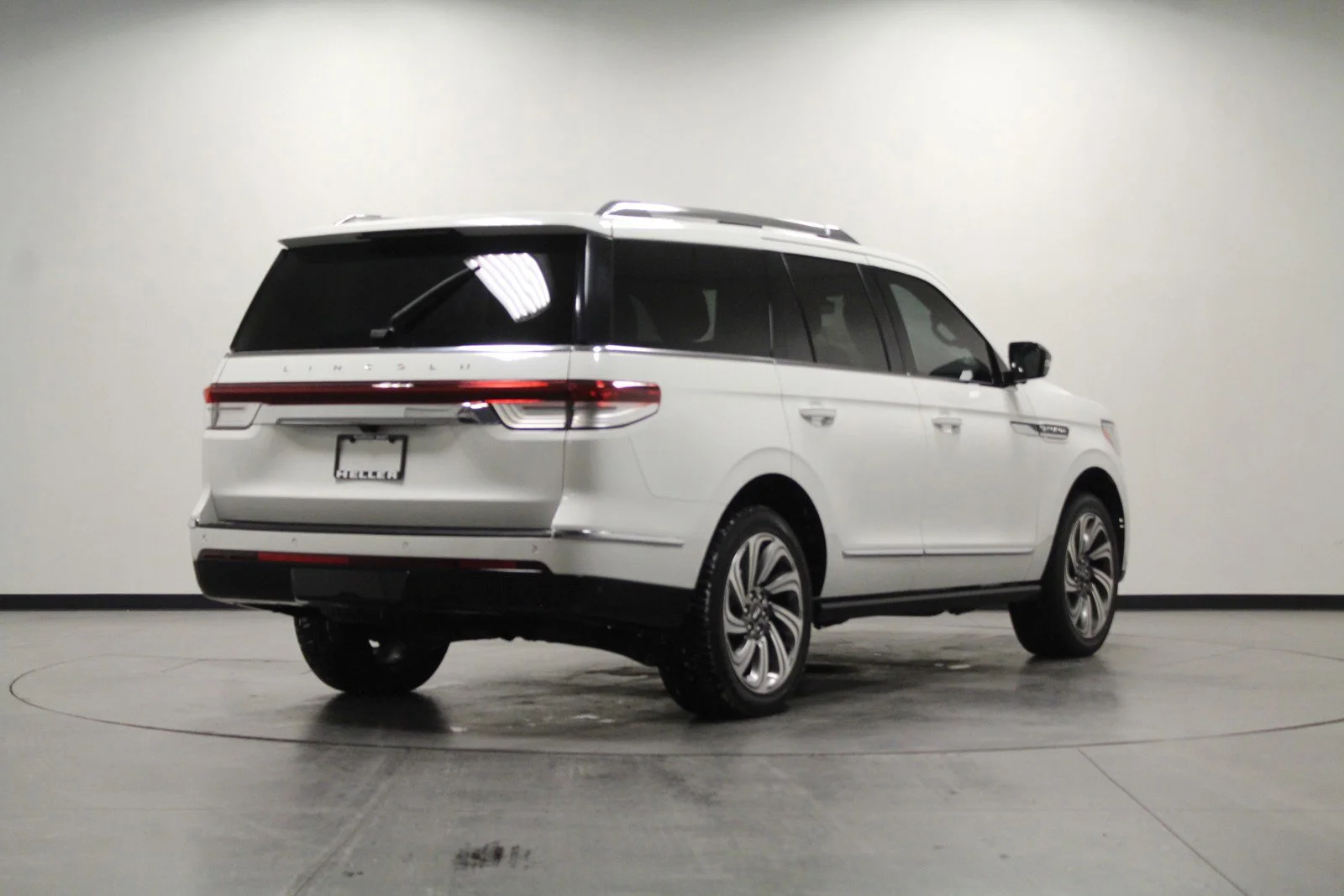 Used 2022 Pristine White Metallic Tri-Coat Lincoln Reserve image 4