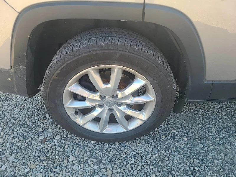 Used 2016 Silver Jeep Limited image 8