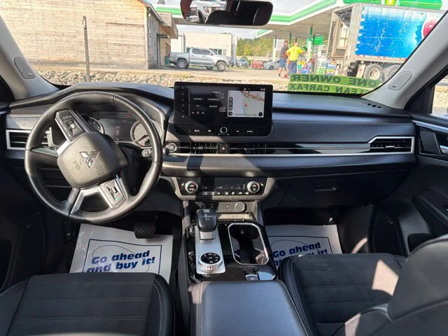 Used 2025 Silver Mitsubishi SE image 28