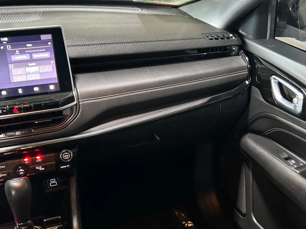 Used 2022 Granite Crystal Metallic Clearcoat Jeep Latitude image 11