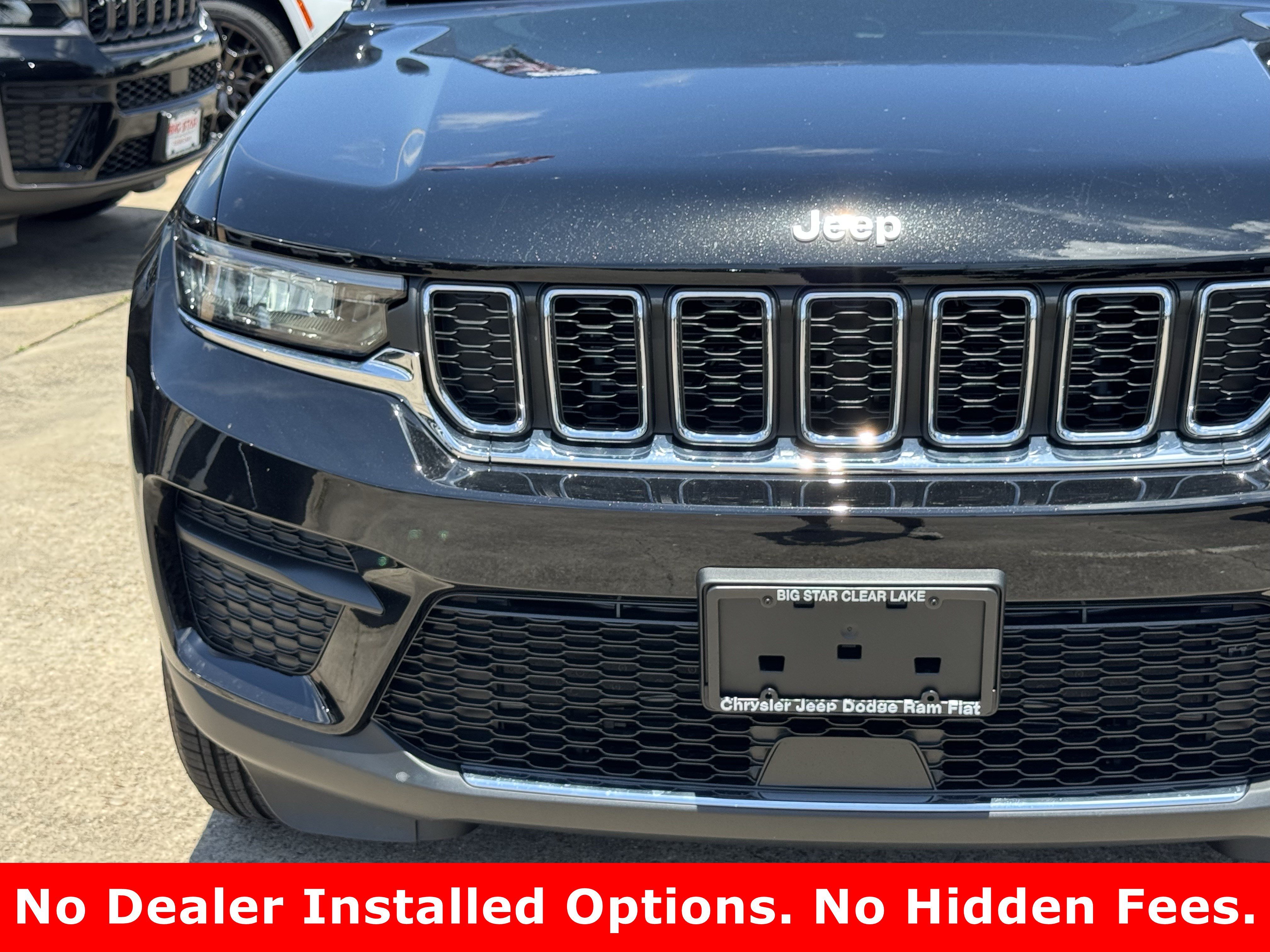 New 2026 Diamond Black Crystal Pearl-Coat Exterior Paint Jeep Laredo image 5