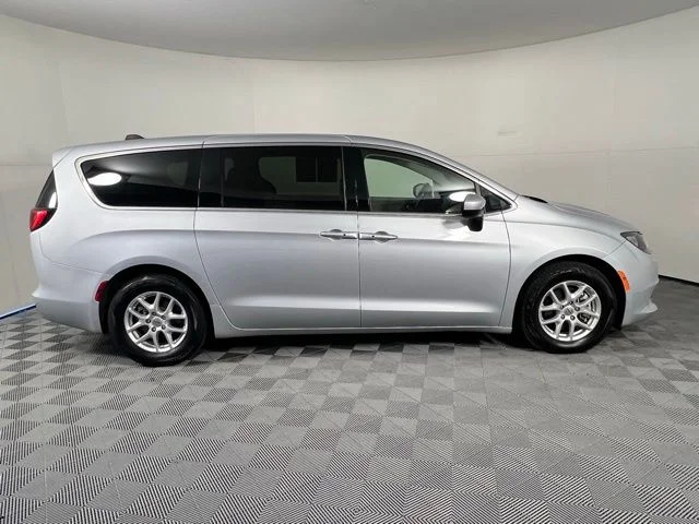 2022 Chrysler Voyager LX - Photo 8