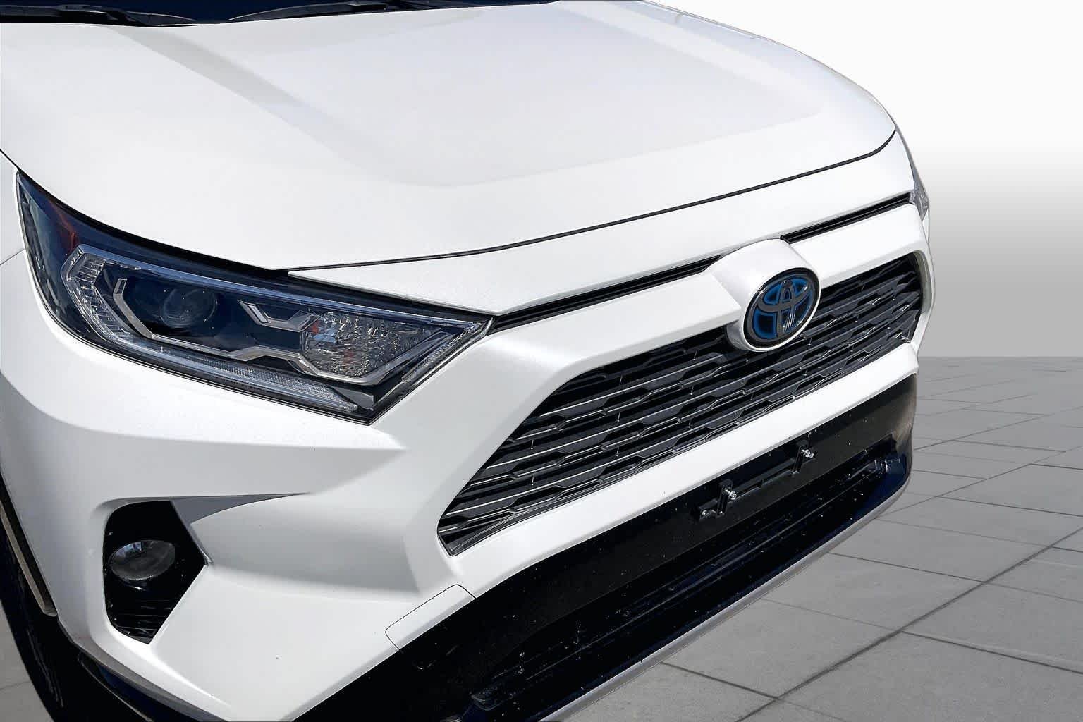 Used 2019 Blizzard Pearl w/Black Roof Toyota Hybrid XSE image 30