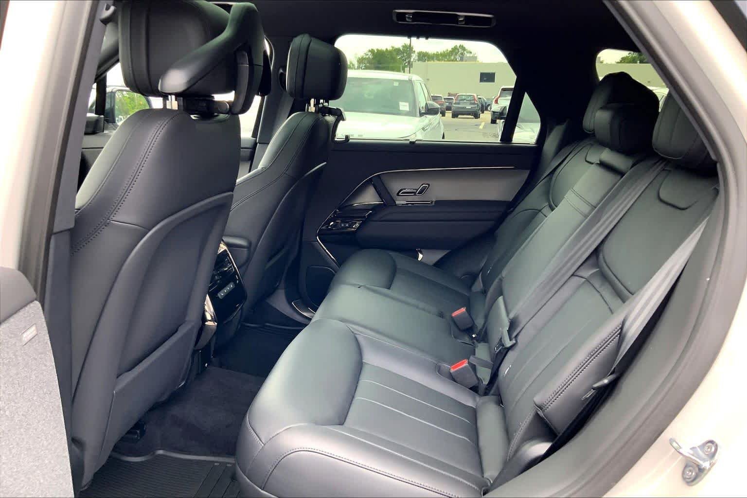 New 2026 Borasco Grey Land Rover Dynamic SE image 13