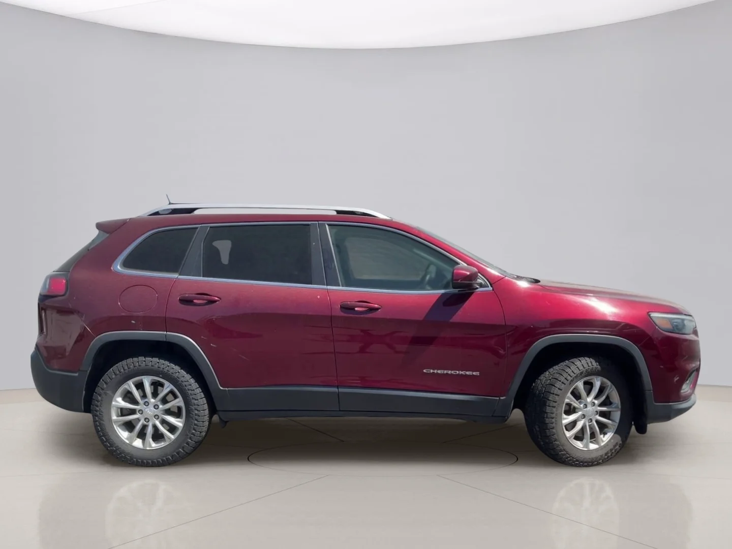 Used 2019 Red Jeep LATITUDE image 6