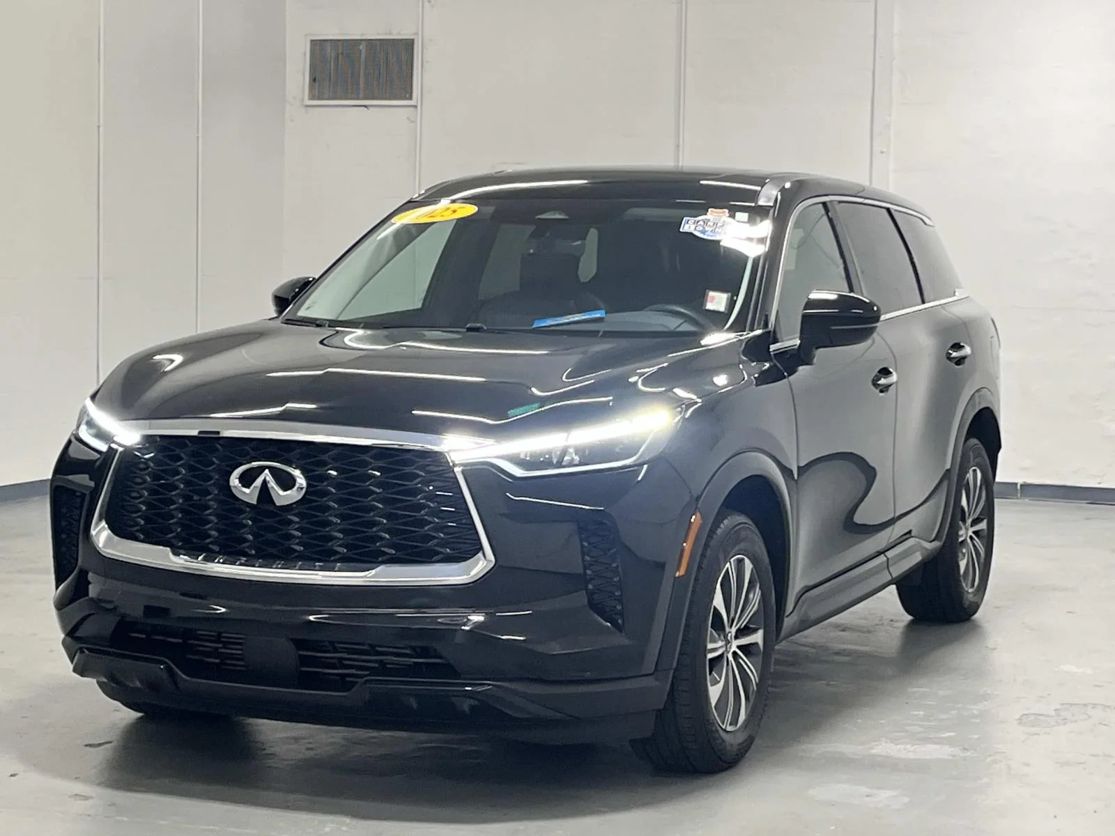Used 2025 Mineral Black INFINITI PURE FWD 2.0L 1 Owner image 4