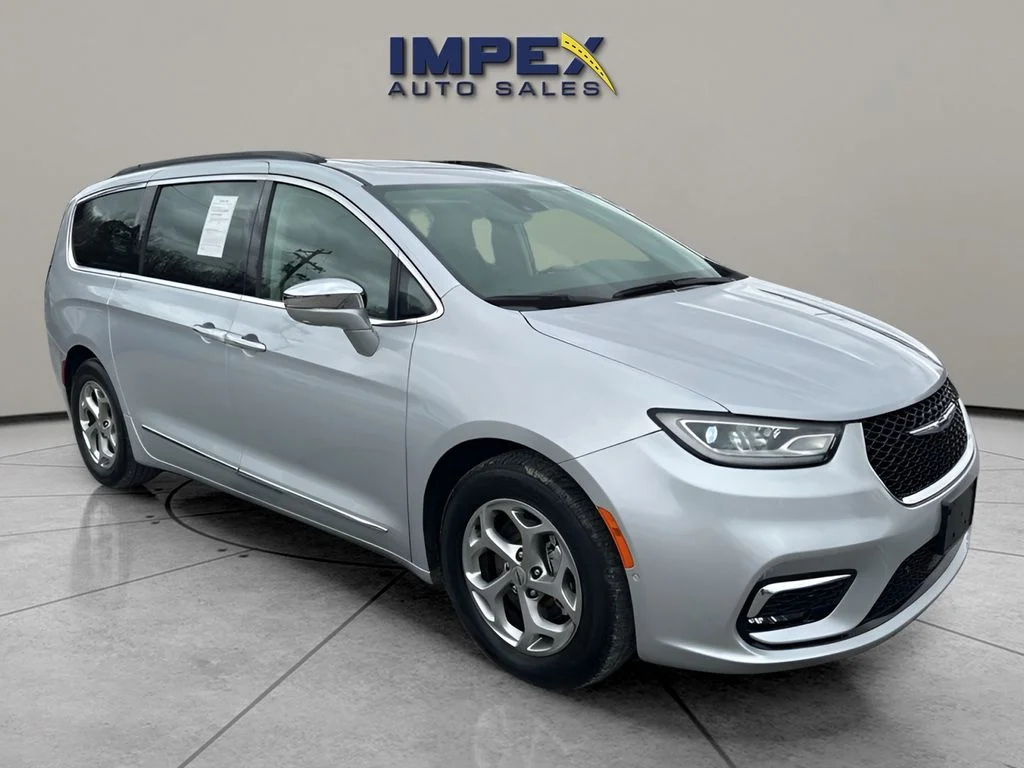 Used 2022 Silver Chrysler Limited image 7