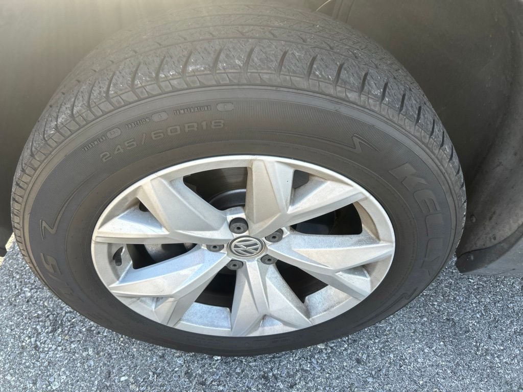 Used 2018 Blue Volkswagen SEL image 10