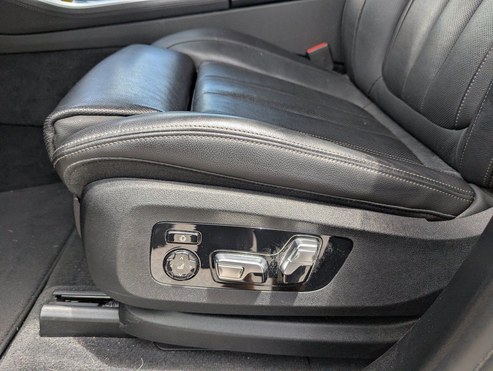 Used 2020 Arctic Grey Metallic BMW sDrive40i image 22