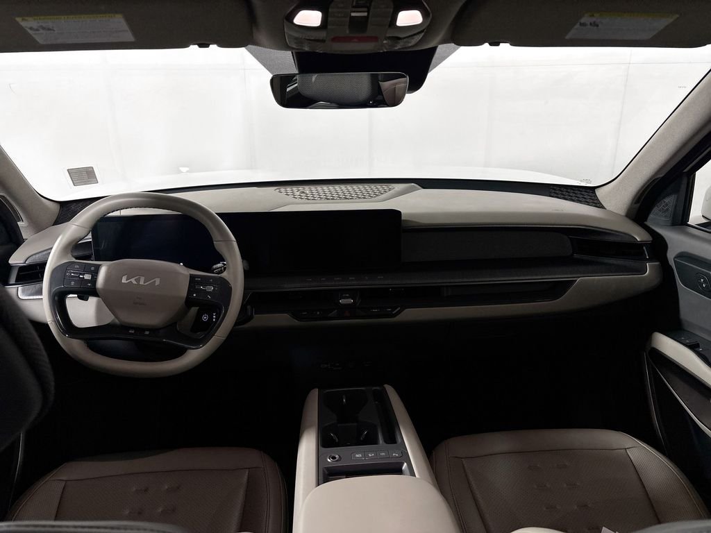 Used 2024 White Kia Wind image 12