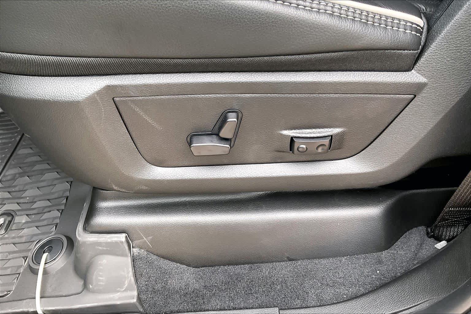 New 2026 Bright White Clear-Coat Exterior Paint RAM Laramie image 17