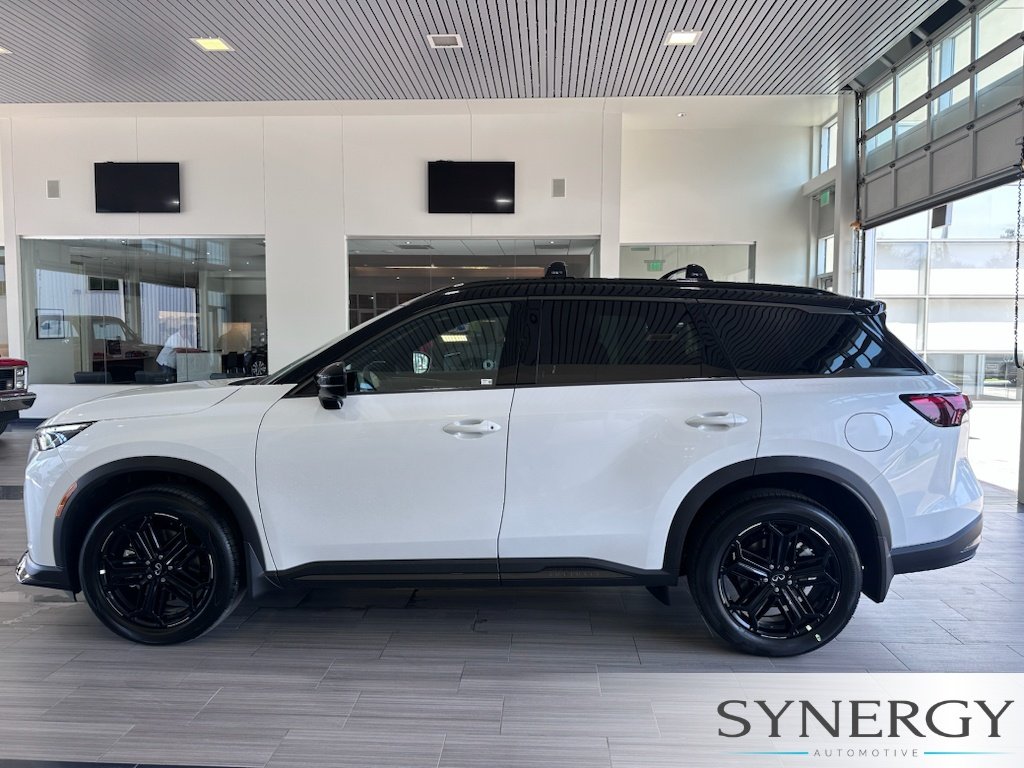 New 2027 2T RAD WHT INFINITI Sport AWD image 13