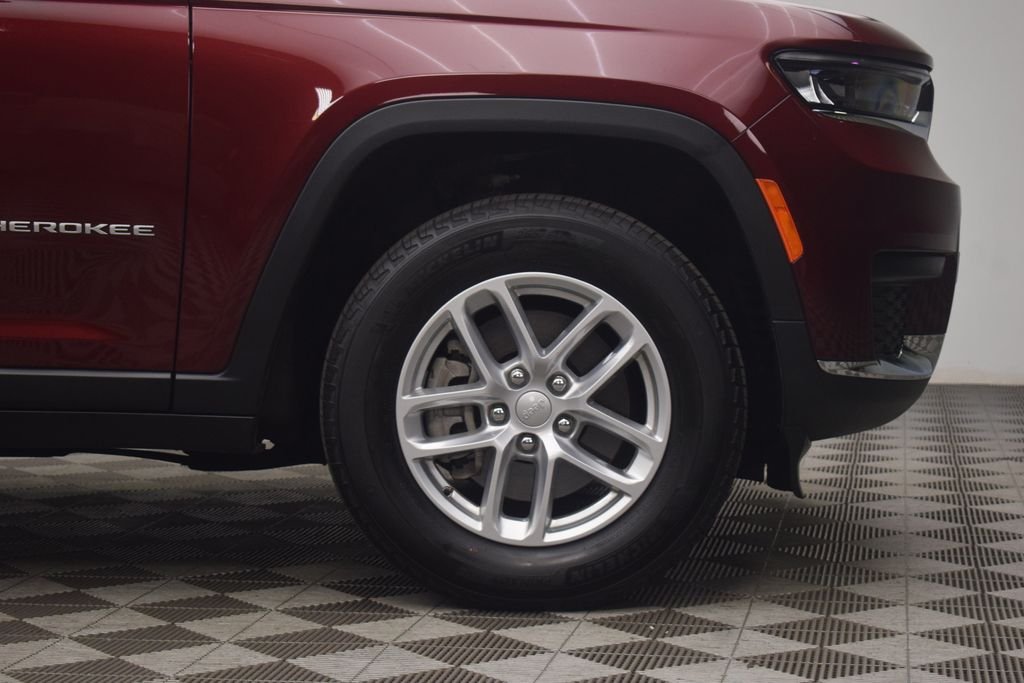 Used 2025 Velvet Red Pearlcoat Jeep Laredo image 35