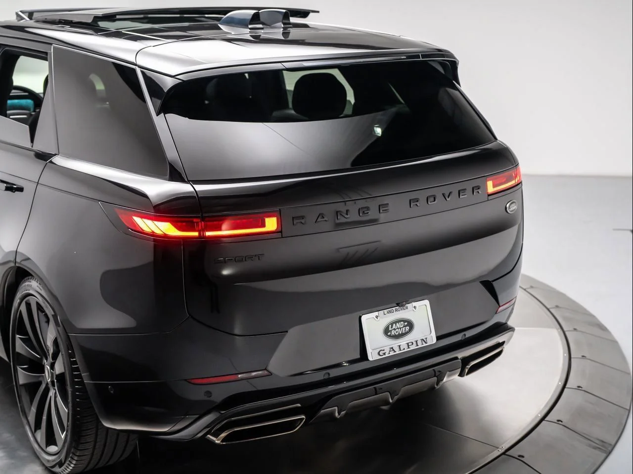 Used 2023 Black Land Rover SE Dynamic image 29