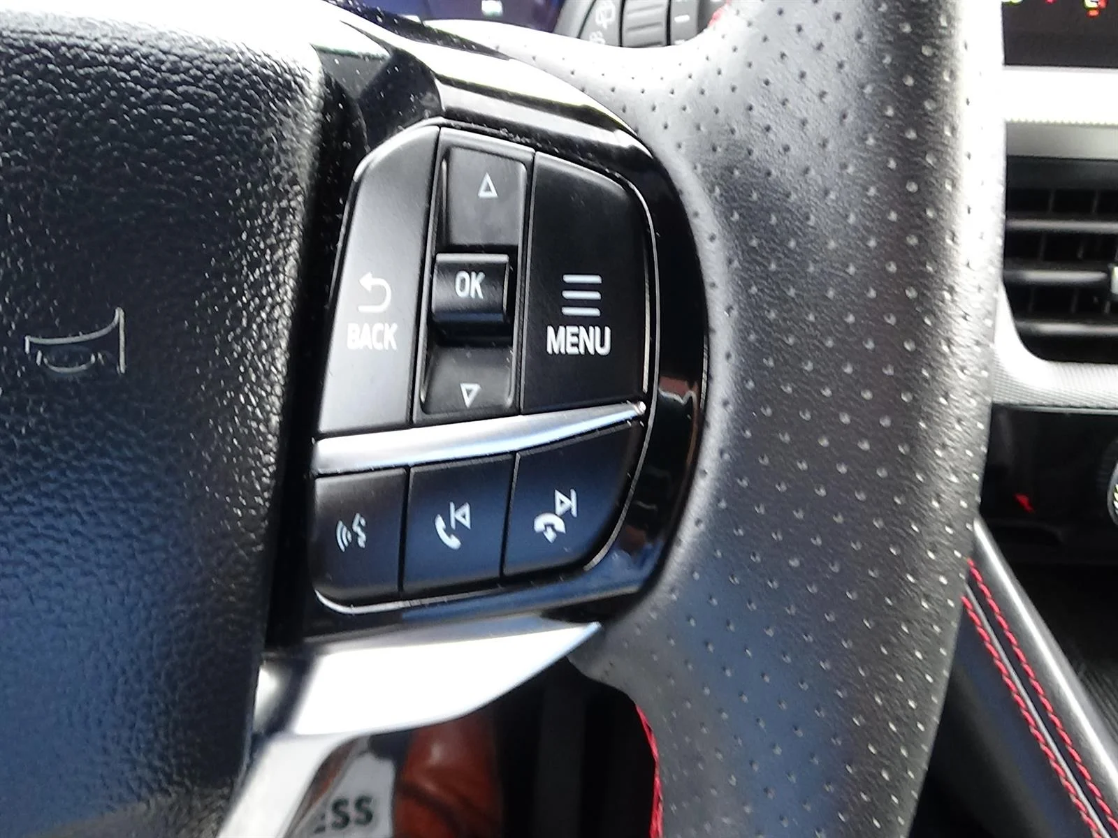 Used 2025 Agate Black (um) Ford ST-Line image 23