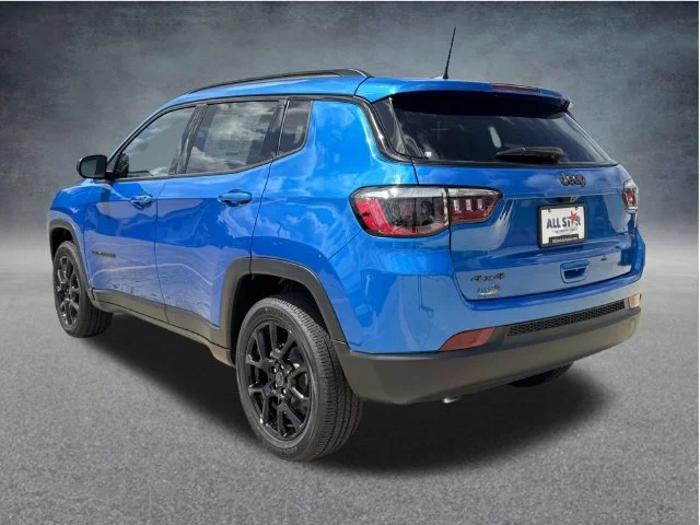 New 2026 Hydro Blue Pearl-Coat Exterior Paint Jeep Latitude image 5