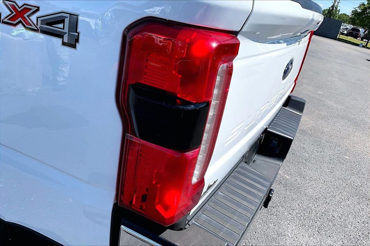 Used 2025 OXFORD WHITE Ford LARIAT image 26