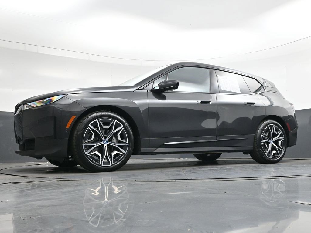 Used 2022 Gray BMW xDrive50 image 30