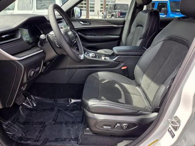New 2027 Bright White Clear-Coat Paint Jeep Laredo Altitude image 3