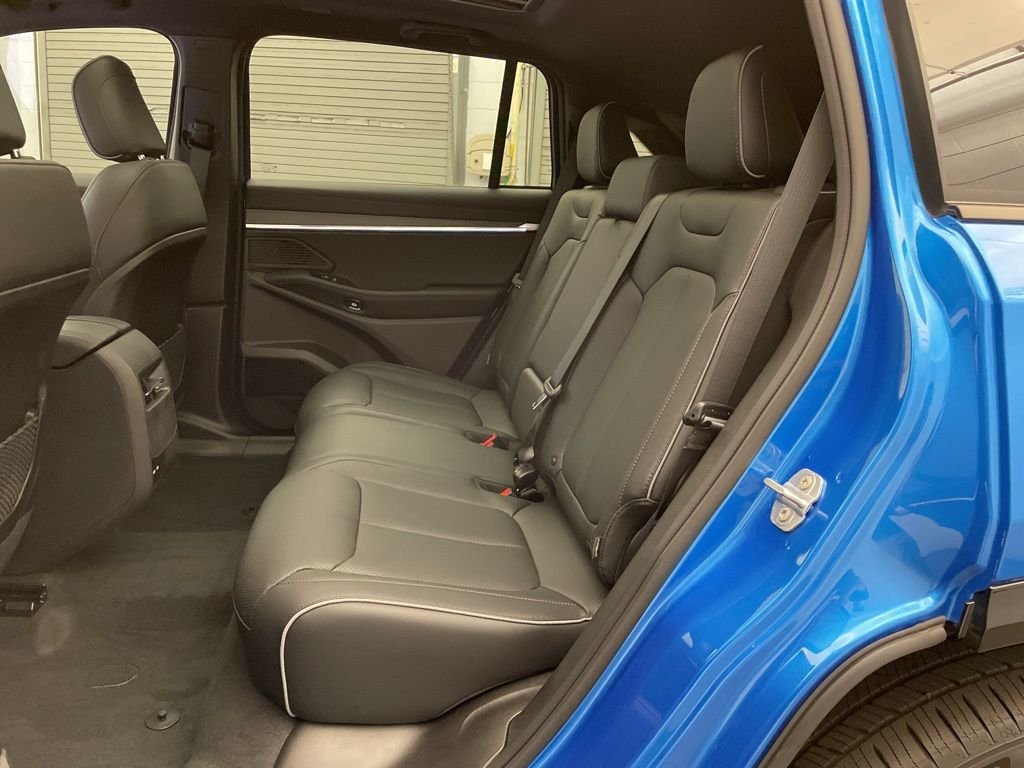 New 2025 Hydro Blue Pearl-Coat Exterior Paint Jeep Limited image 21