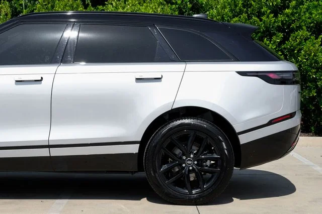 Certified Used 2025 Hakuba Silver Metallic Land Rover Dynamic SE image 16