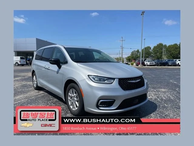 2024 Chrysler Pacifica Touring L's photo