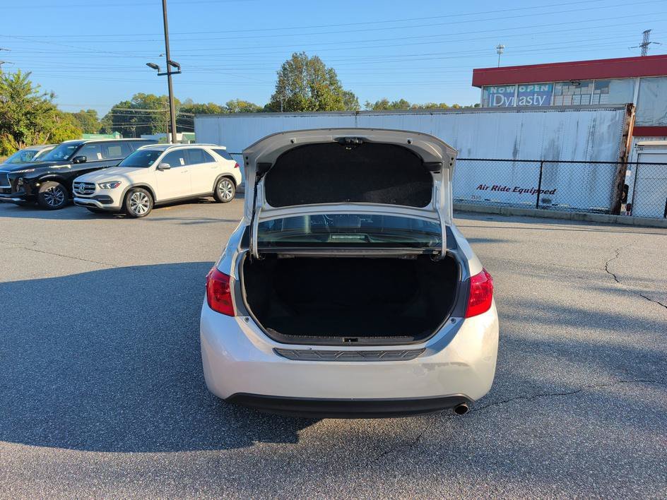 Used 2018 Classic Silver Metallic Toyota SE image 15
