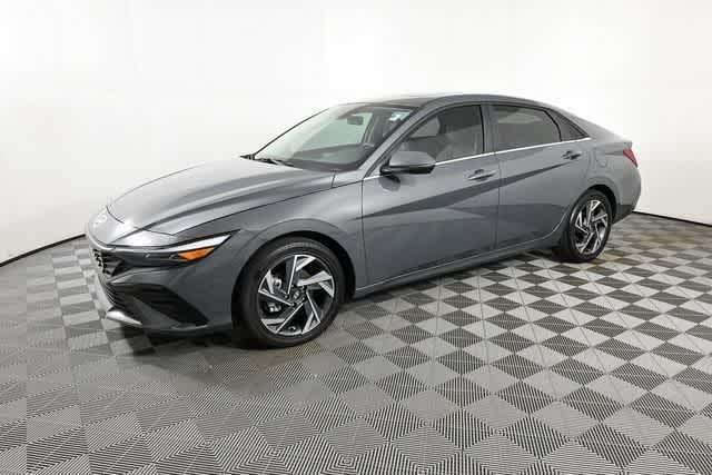 2025 Hyundai Elantra Limited - Photo 37