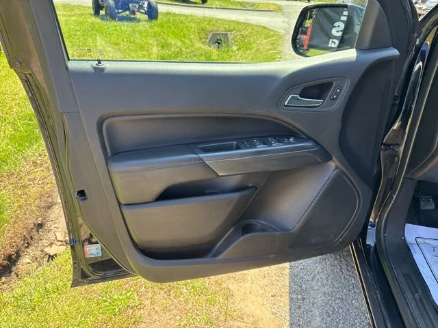 Used 2022 Black GMC AT4 w/Cloth image 18